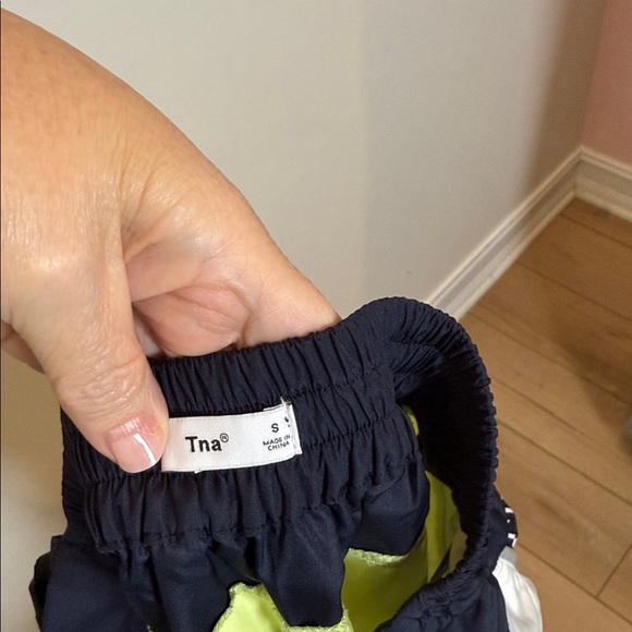 Aritzia TNA Oceanside reflective nylon pants. SMALL EXCELLENT CONDITION - Picture 8 of 8